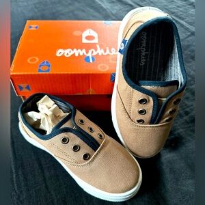 OOMPHIES Slip-On Sneakers - “Robin” - Boys - Size 9 - Light Brown Canvas